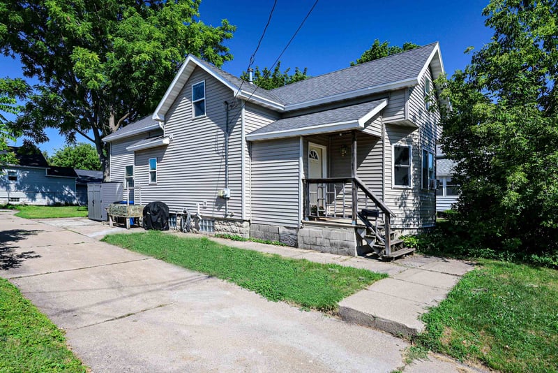 1407 Main St, Oshkosh, WI 54901-2911