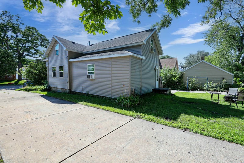 1407 Main St, Oshkosh, WI 54901-2911