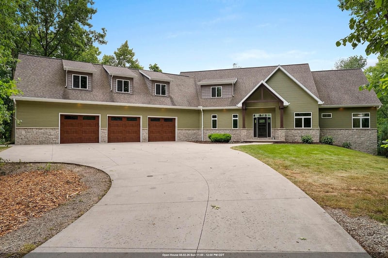635 Ruys Woods Ct, Combined Locks, WI 54113