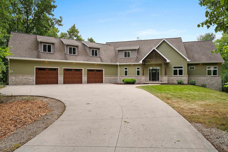 635 Ruys Woods Ct, Combined Locks, WI 54113
