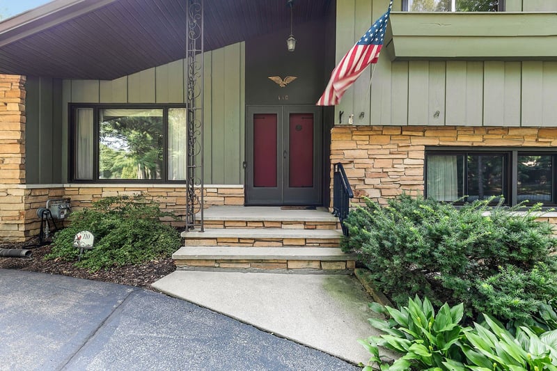 110 Woodside Ct, Neenah, WI 54956