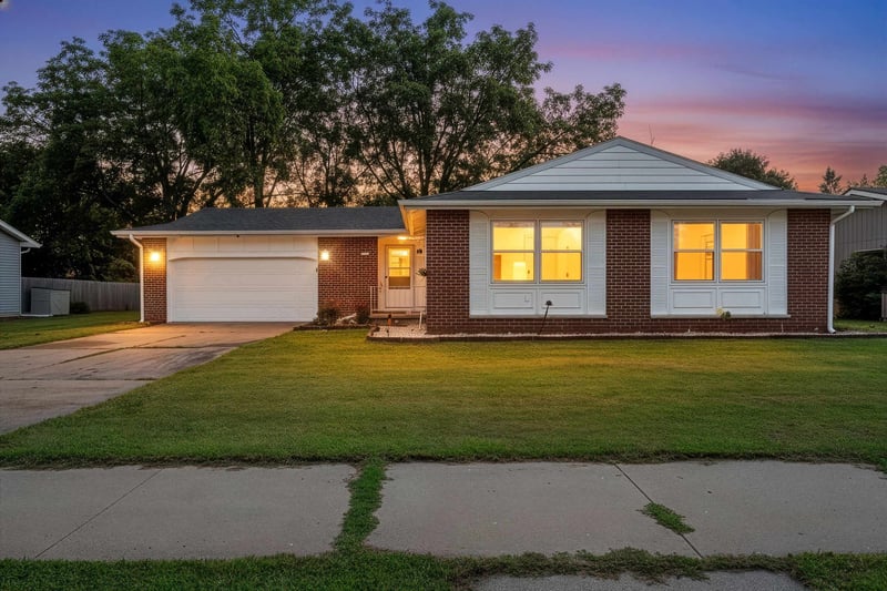 1235 E Murdock Ave, Oshkosh, WI 54901