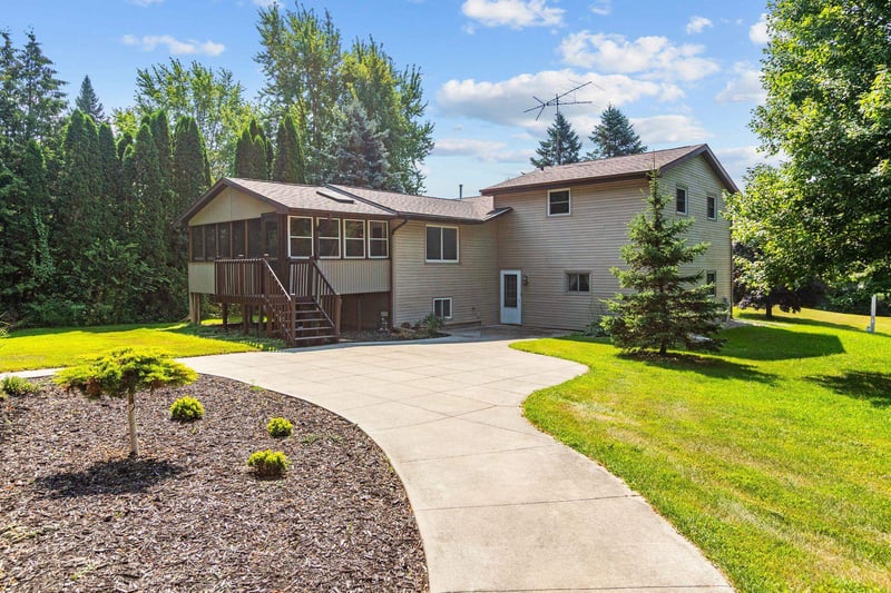 N3868 Mosquito Hill Rd, New London, WI 54961-9106