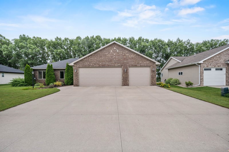 290 Royal St Pats Dr, Wrightstown, WI 54180