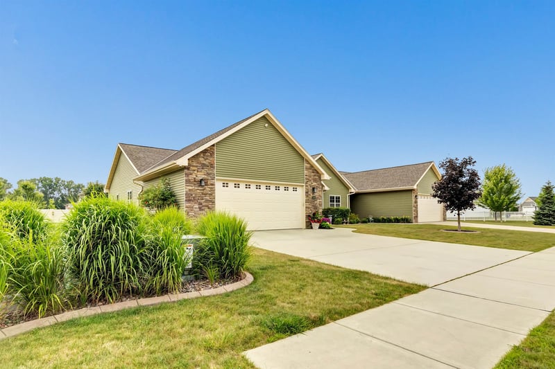 2206 Blue Stem Ln, De Pere, WI 54115