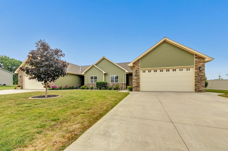 2206 Blue Stem Ln, De Pere, WI 54115