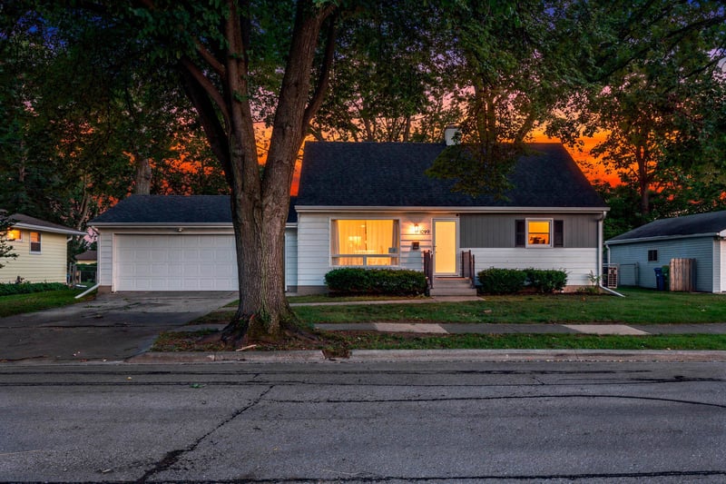 1099 Kenwood St, Green Bay, WI 54304