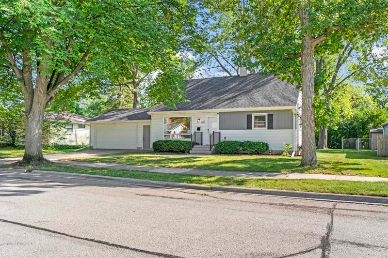1099 Kenwood St, Green Bay, WI 54304