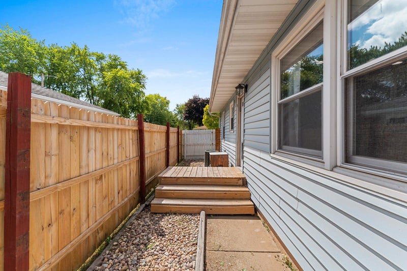 1919 Winchester Ave, Oshkosh, WI 54901-1758