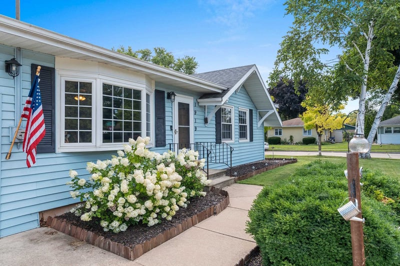 1919 Winchester Ave, Oshkosh, WI 54901-1758