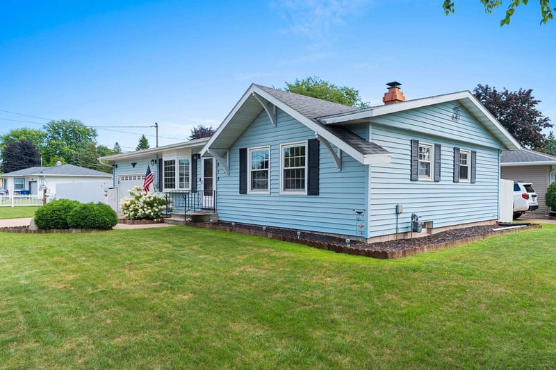 1919 Winchester Ave, Oshkosh, WI 54901-1758