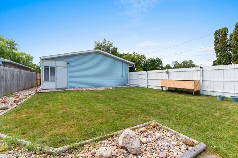 1919 Winchester Ave, Oshkosh, WI 54901-1758