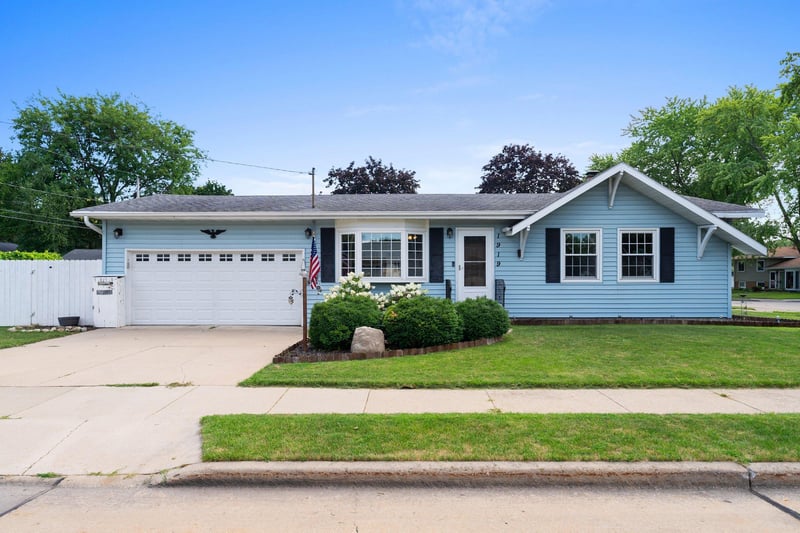 1919 Winchester Ave, Oshkosh, WI 54901-1758