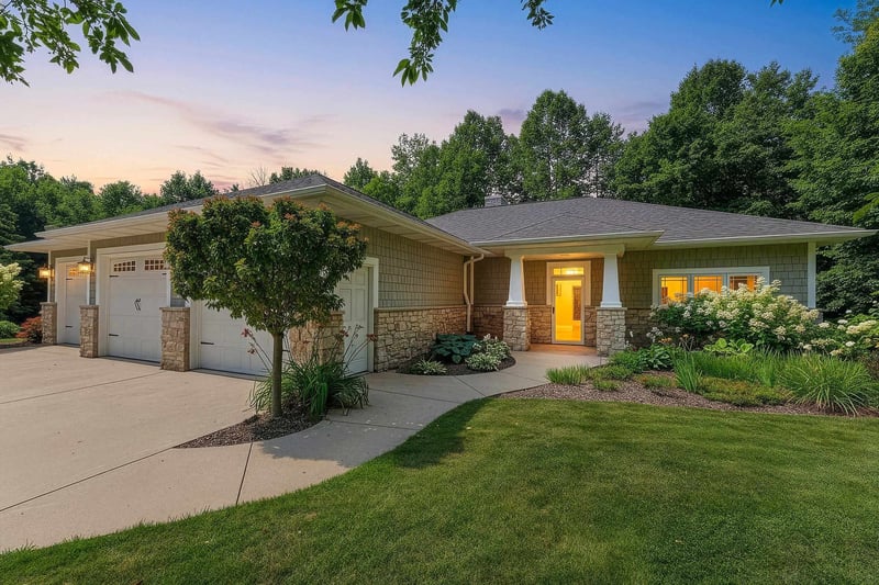 3940 Sunnyview Rd, De Pere, WI 54115