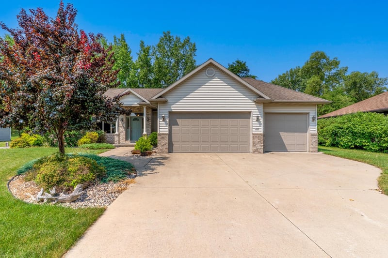 1337 Brooks Ln, Oshkosh, WI 54904