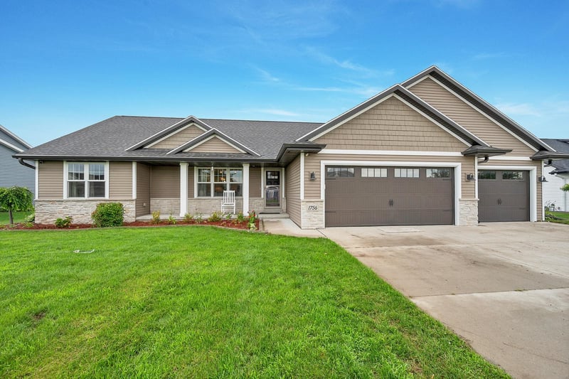 1756 Red Oak St, Green Bay, WI 54313