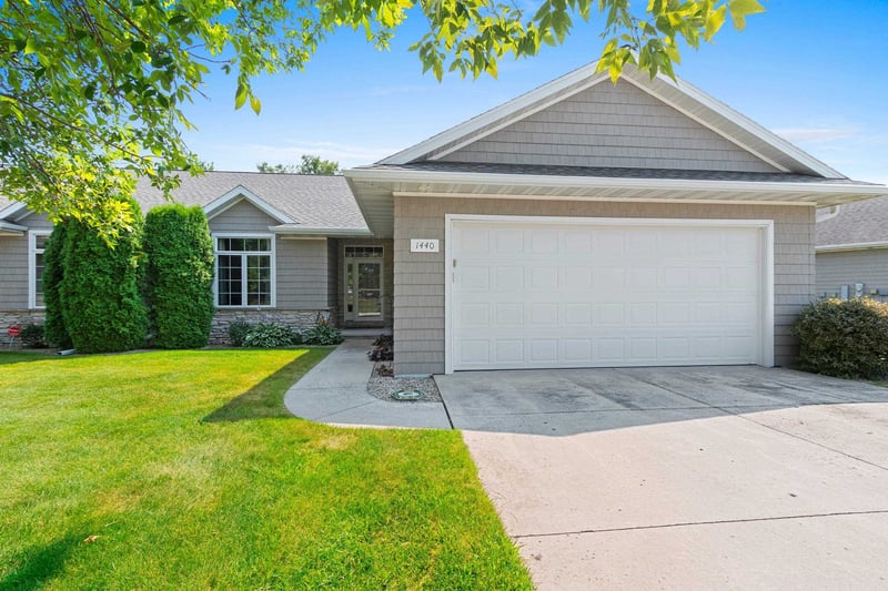 1440 Rushmore Cir, De Pere, WI 54115
