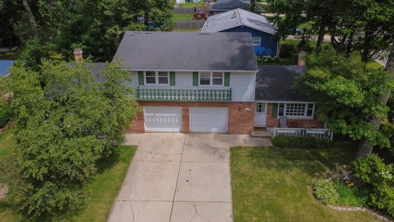1439 Springdale Ln, Green Bay, WI 54304-1726