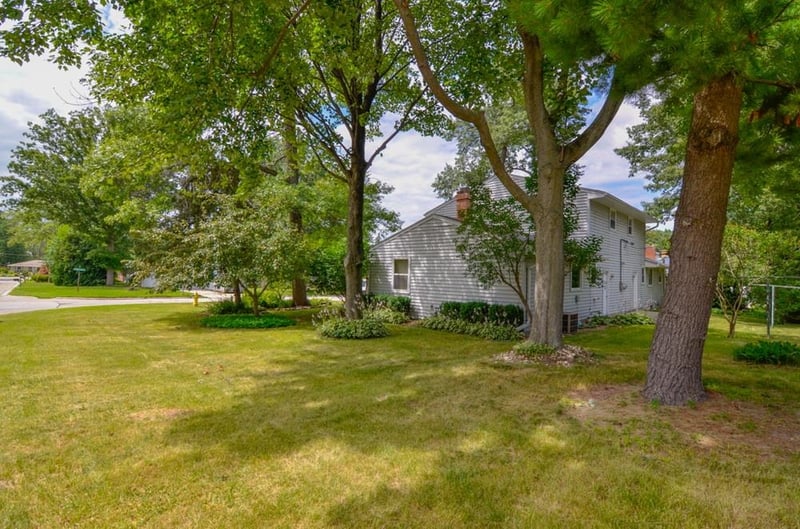 1439 Springdale Ln, Green Bay, WI 54304-1726
