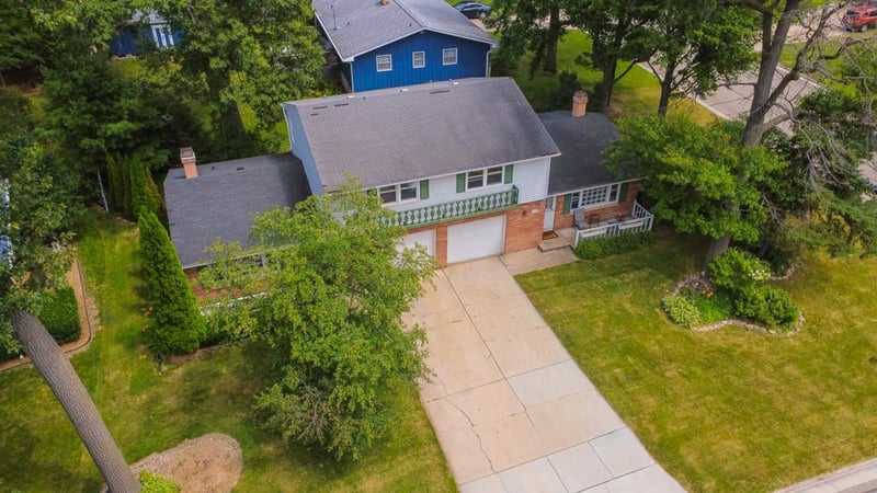 1439 Springdale Ln, Green Bay, WI 54304-1726