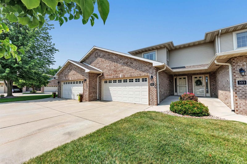 1300 Alpine Dr #302, Green Bay, WI 54311-4521