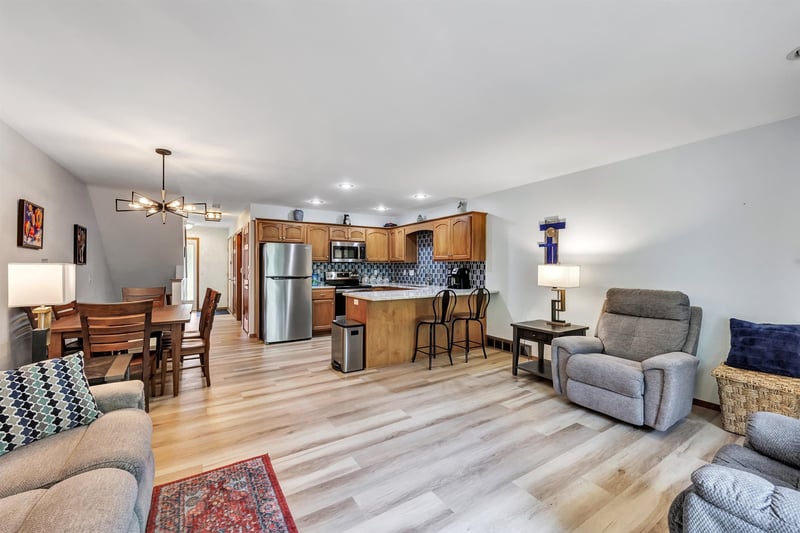 1300 Alpine Dr #302, Green Bay, WI 54311-4521