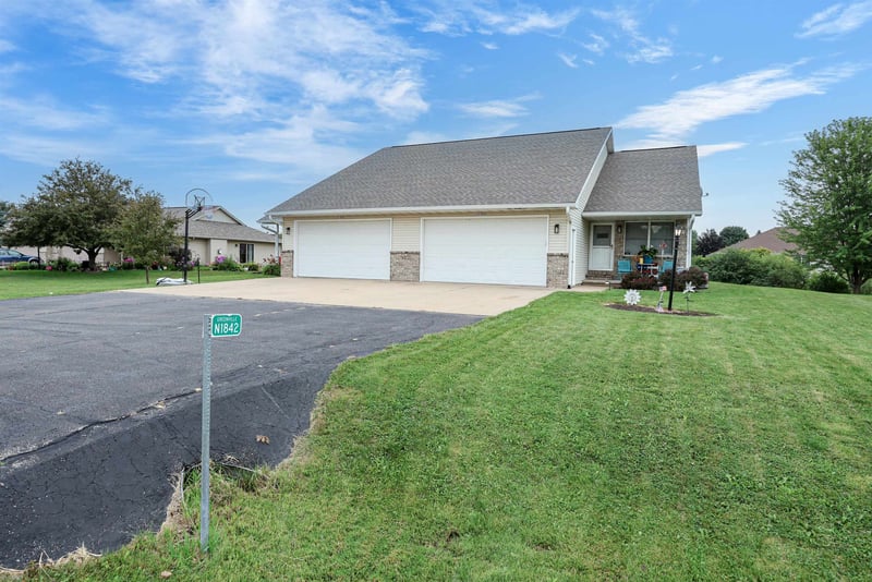 N1844 Lily Of The Valley Ct, Greenville, WI 54942-9047
