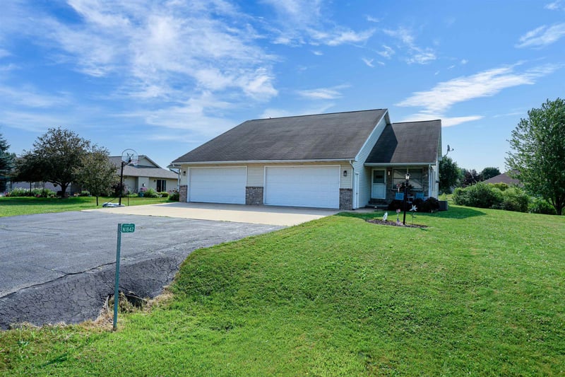N1844 Lily Of The Valley Ct, Greenville, WI 54942-9047