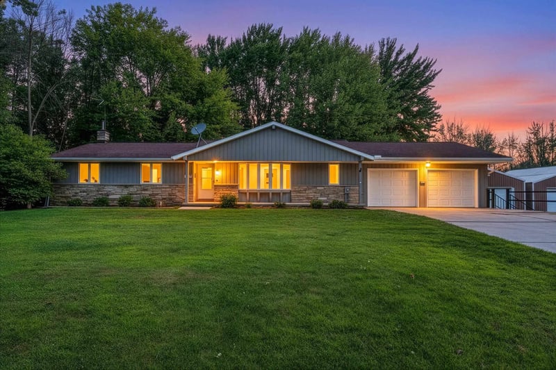 5025 Luxemburg Rd, New Franken, WI 54229-9704