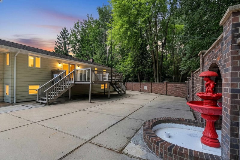 5025 Luxemburg Rd, New Franken, WI 54229-9704