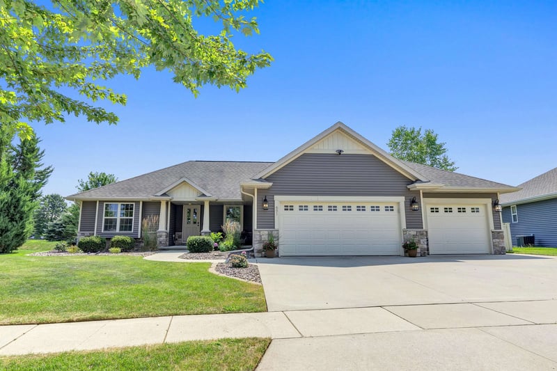 651 Pebblestone Cir, Hobart, WI 54155-9382