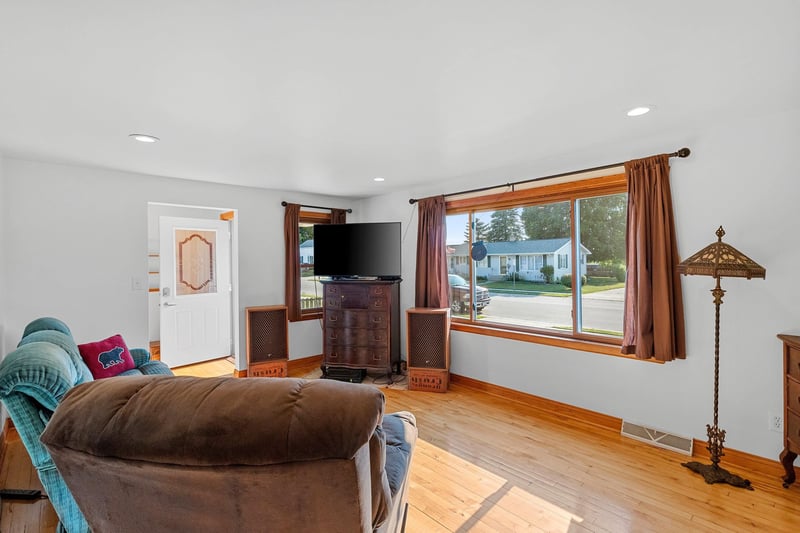 916 1st St, Kewaunee, WI 54216
