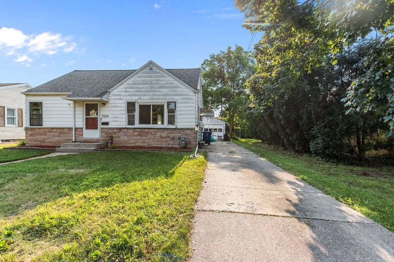 1526 Rugby St, Oshkosh, WI 54901