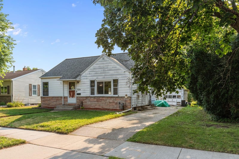 1526 Rugby St, Oshkosh, WI 54901