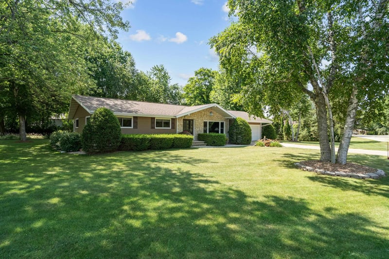 W6462 Lakeview Ct, Menasha, WI 54952-9706