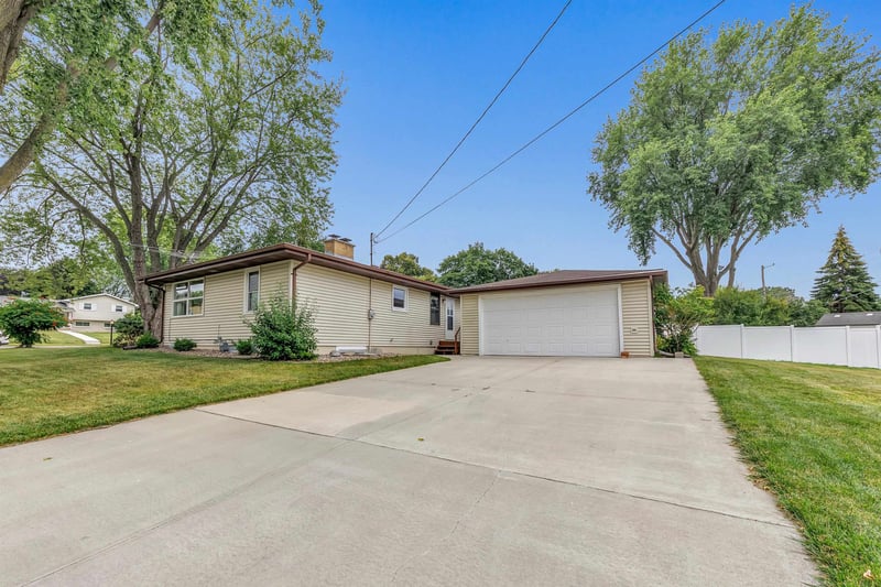 802 Ernst Dr, Green Bay, WI 54304-2202