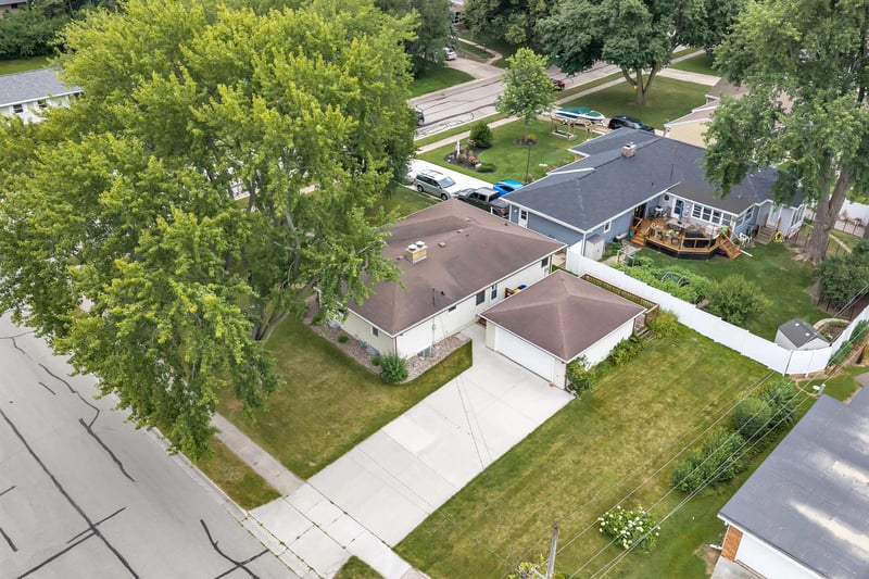 802 Ernst Dr, Green Bay, WI 54304-2202