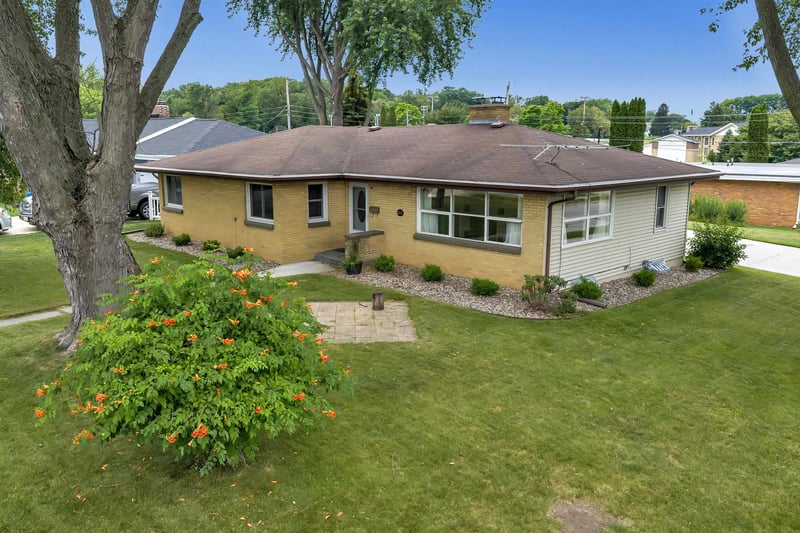 802 Ernst Dr, Green Bay, WI 54304-2202