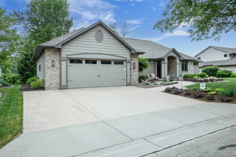 621 Glenview Ave, Combined Locks, WI 54113