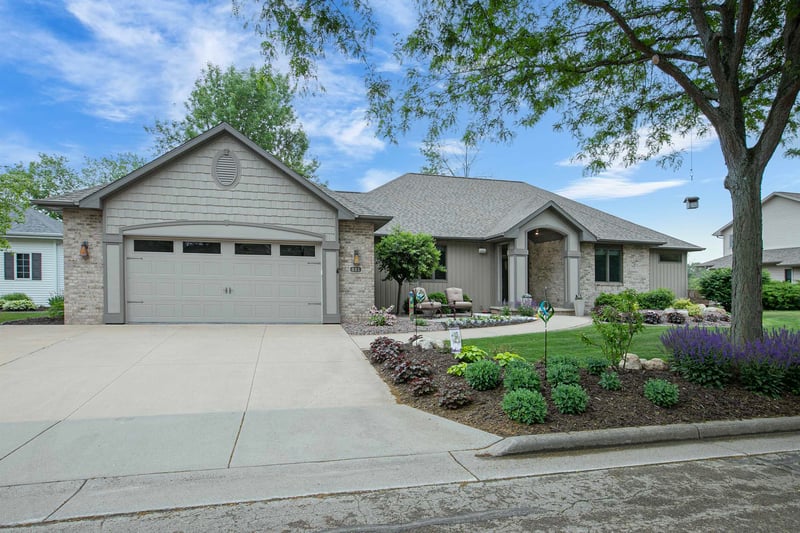 621 Glenview Ave, Combined Locks, WI 54113