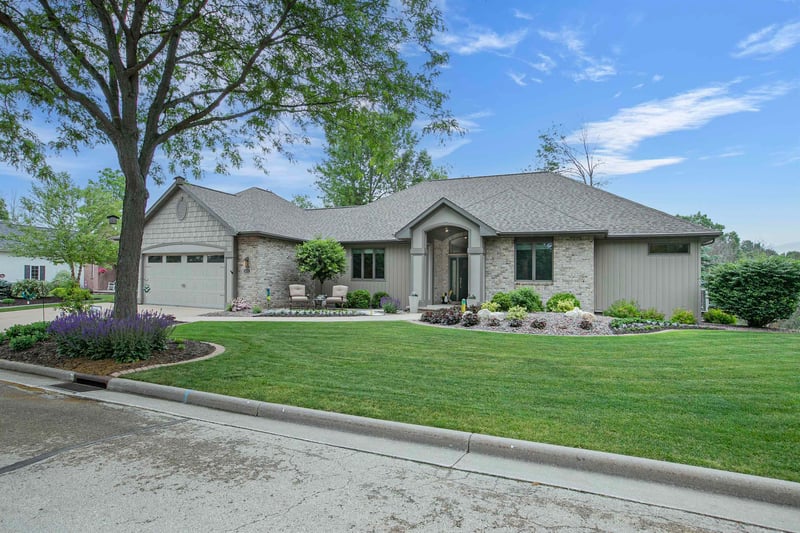 621 Glenview Ave, Combined Locks, WI 54113