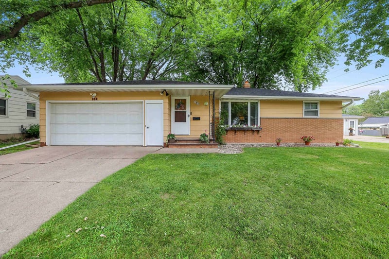 742 Westwood Dr, De Pere, WI 54115