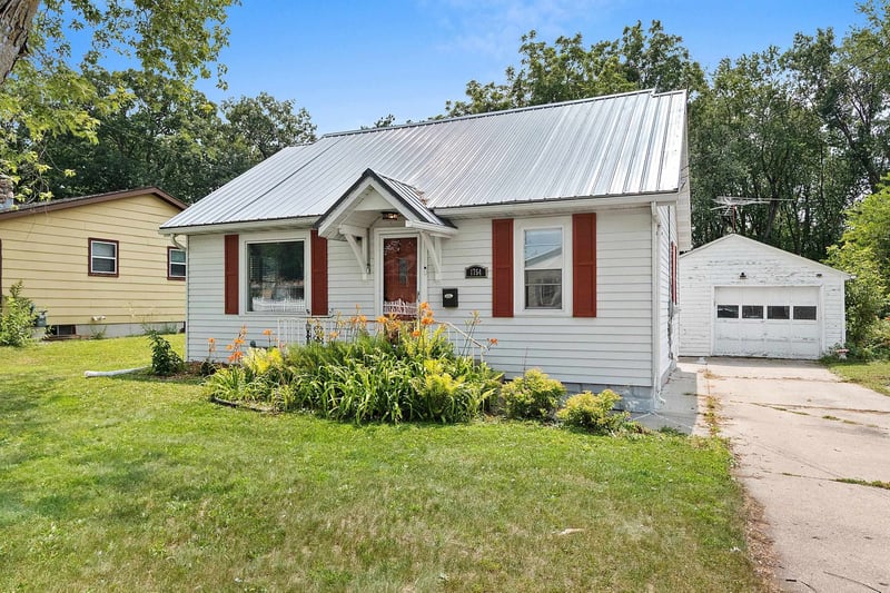 1754 Oakdale Ave, Green Bay, WI 54302-3206
