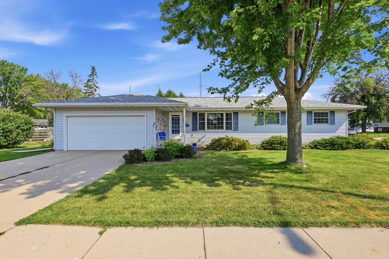 225 Bell St, Neenah, WI 54956-4805