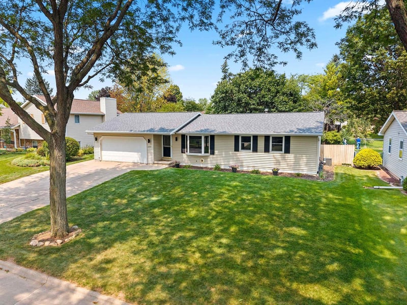 2559 Wildflower Row, Green Bay, WI 54311-5253