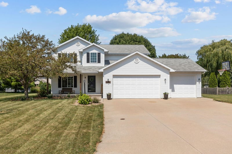W5876 Blue Bonnet Dr, Appleton, WI 54915