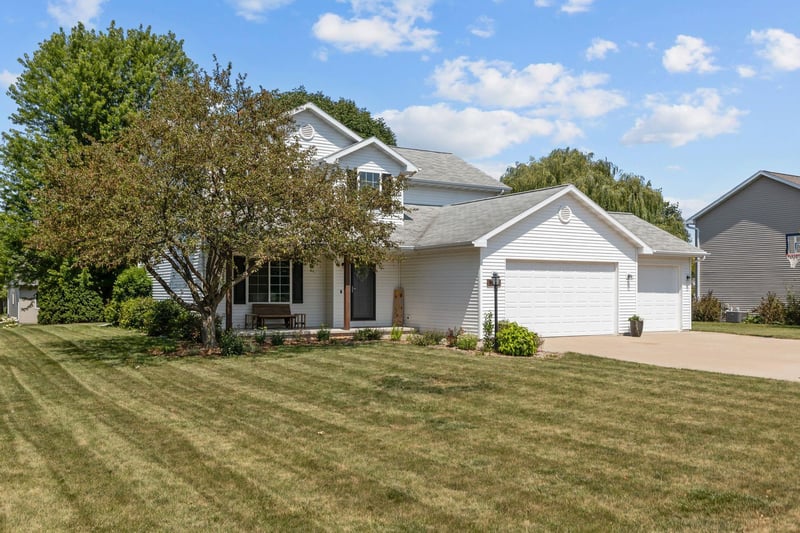 W5876 Blue Bonnet Dr, Appleton, WI 54915