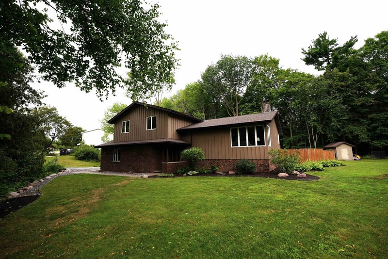 208 Highland Dr, Oconto Falls, WI 54154-1013