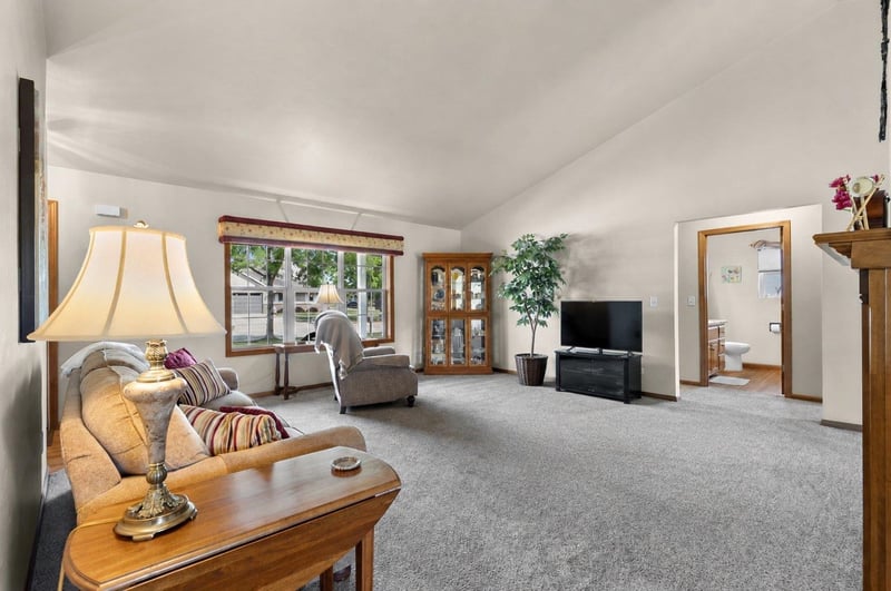 3487 Chatsworth Dr, Green Bay, WI 54313-7493