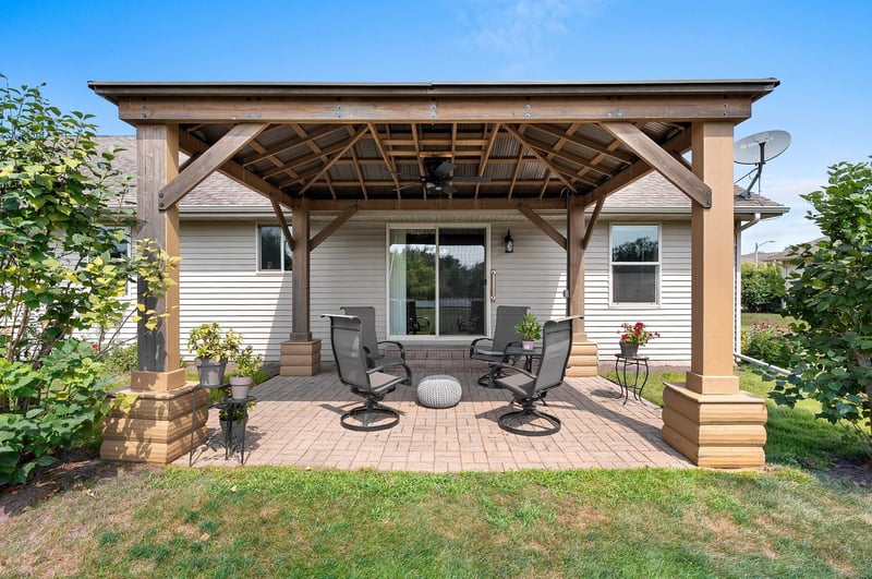 3487 Chatsworth Dr, Green Bay, WI 54313-7493
